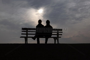 Hannover  Silhouette  Mann und Frau sitzen auf einer Bank