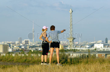 Berlin  Deutschland  Joggerinnen stehen auf dem Teufelsberg