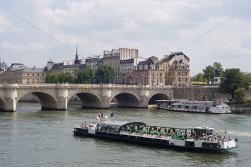 Paris  Frankreich  ein Ausflugsschiff auf der Seine