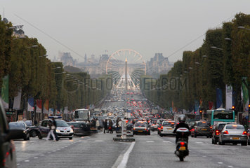 Paris  Blick auf den Champs Elysees