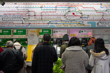 Tokio  Japan  Pendler vor Fahrscheinautomaten in einem U-Bahnhof