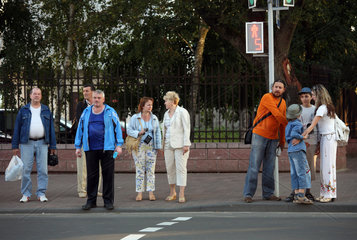 Brest  Weissrussland  Menschen warten an der Ampel auf gruenes Licht
