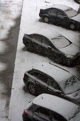 Polen  Poznan - Schwarze Limousinen einer Anwaltskanzlei im Schneefall
