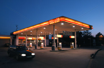 Shell-Tankstelle im Abendlicht