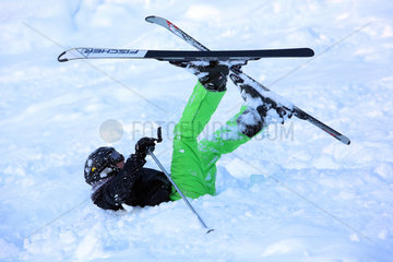 Krippenbrunn  Oesterreich  ein Skifahrer stuerzt bei der Fahrt im Tiefschnee