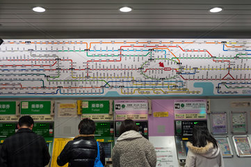 Tokio  Japan  Pendler vor Fahrscheinautomaten in einem U-Bahnhof