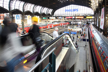 Hamburg  Deutschland  Rolltreppe zu den Bahnsteigen im Hamburger Hauptbahnhof