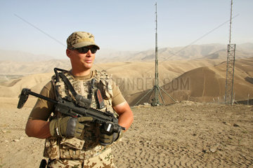 Feyzabad  Afghanistan  Bundeswehrsoldat der ISAF-Truppe patroulliert