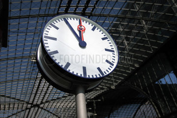 Berlin  Deutschland  Bahnhofsuhr im Berliner Hauptbahnhof steht auf fuenf vor zwoelf