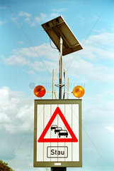 Stauwarnung (Zeichen 124 nach der StVO) an einer Autobahn