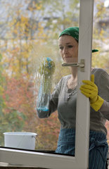 Stuttgart  Deutschland  eine Frau beim Fenster putzen