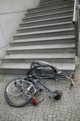 Berlin  Deutschland  mutwillig zerstoertes Fahrrad liegt an einer Treppe