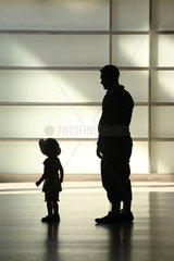 Berlin  Deutschland  Silhouette eines Vaters mit seinem Kind
