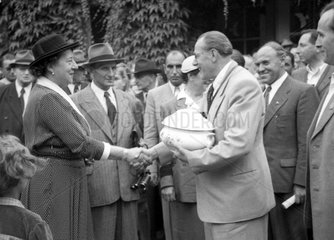 Hoppegarten  DDR  Otto Grotewohl (rechts)  Ministerpraesident der DDR  ueberreicht einen Ehrenpreis