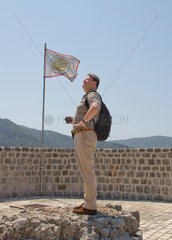 Ston  Kroatien  ein Tourist auf einem Turm der Festungsanlage von Ston