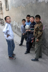 Peking  Kinder mit Fussball im Alstadtviertel