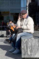 New York City  USA  ein aelterer Herr hoert in der Sonne Radio