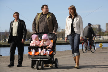 Polnisches Paar mit Zwillingen am Hafen in Swinemuende in Polen