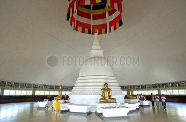 Kalutara  Sri Lanka  die 40 Meter hohe Kuppelhalle der Kalutara Dagoba