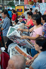 Singapur  Republik Singapur  Zeitungsleser in Chinatown