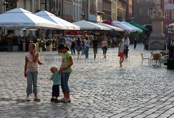 Posen  Polen  Kinder spielen in der Abendsonne auf dem Alten Markt (Stary Rynek)
