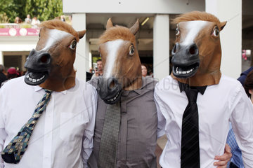 Paris  Frankreich  Besucher der Galopprennbahn Longchamp haben sich als Pferde verkleidet