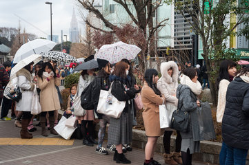 Tokio  Japan  Junge Frauen in einer Warteschlange