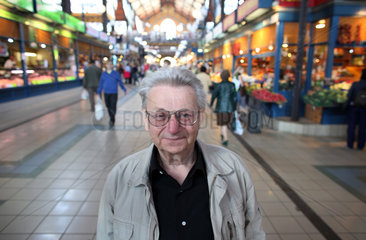 Budapest  Ungarn  ein Mann in der Markthalle Nagy Vasarcsarnok