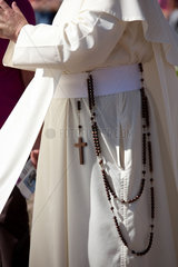 Sankt Maergen  Deutschland  katholischer Priester im Gewand mit einem Rosenkranz