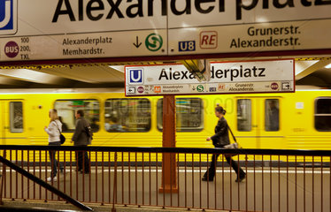 Berlin  Deutschland  U-Bahnsteig von der U2 am Alexanderplatz