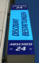 Berlin  Deutschland  Schriftzug der Firma Abschied 24 Discount Bestattungen