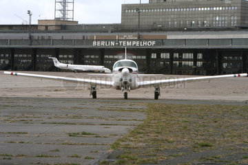 Berlin  Propellermaschine startet am Flughafen Tempelhof