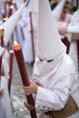 Sevilla  Spanien  Glaeubige mit Kerzen bei der Prozession am Palmsonntag