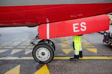 Berlin  Deutschland  Bodenpersonal des Flughafens Tegel unter einem Flugzeug
