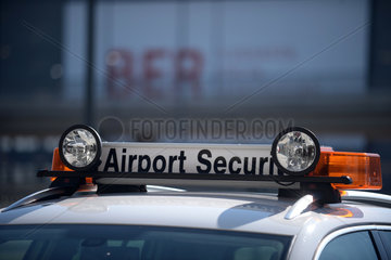Schoenefeld  Deutschland  Fahrzeug der Airport Security am BER