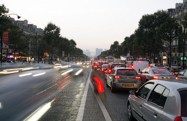 Paris  Rushhour auf dem Champs Elysees