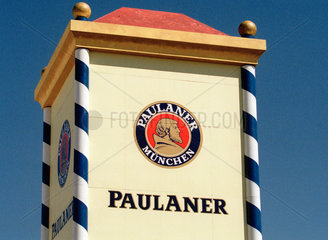 Schild mit dem Logo der Brauerei Paulaner