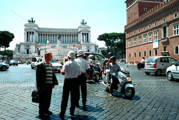 Rom  Strassenverkehr am Monumento a Vittorio Emanuele
