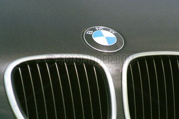Motorhaube eines BMW-Neuwagen (Import/Export)