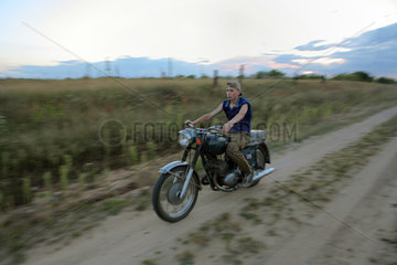 Kalnik  Weissrussland  ein Junge auf einem Motorrad