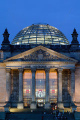 Berlin  Reichstagskuppel und Portal in der Daemmerung