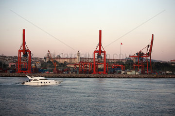 Istanbul  Tuerkei  der Containerterminal im Hafen Haydarpasa