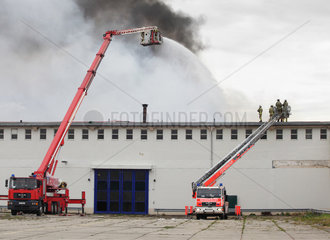 Berlin  Deutschland  Loescharbeiten der Feuerwehr in Berlin-Siemensstadt