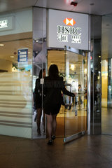 Hong Kong  China  Frau betritt eine Filiale der HSBC Bank
