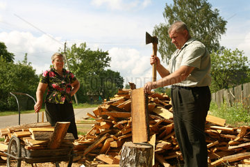 Domsarycy  Weissrussland  ein Mann beim Holz hacken vor seinem Haus