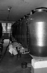 Dresden  DDR  Mann repariert einen Zapfhahn in der Spirituosenfabrik VEB Bramsch Dresden