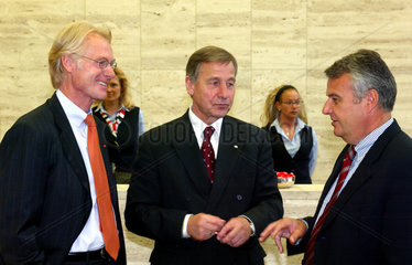 Minister Wolfgang Clement besucht die e.on AG  Duesseldorf