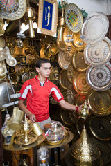 Tetouan  Marokko  traditionelle Metallarbeiten werden in der Medina angeboten