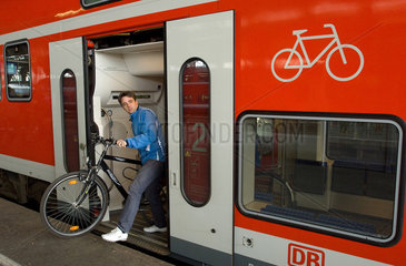 Bremen  Deutschland  ein Fahrradfahrer beim Ausstieg aus einem Regionalzug