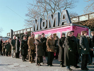 Besucherschlange zur MoMA Ausstellung in Berlin